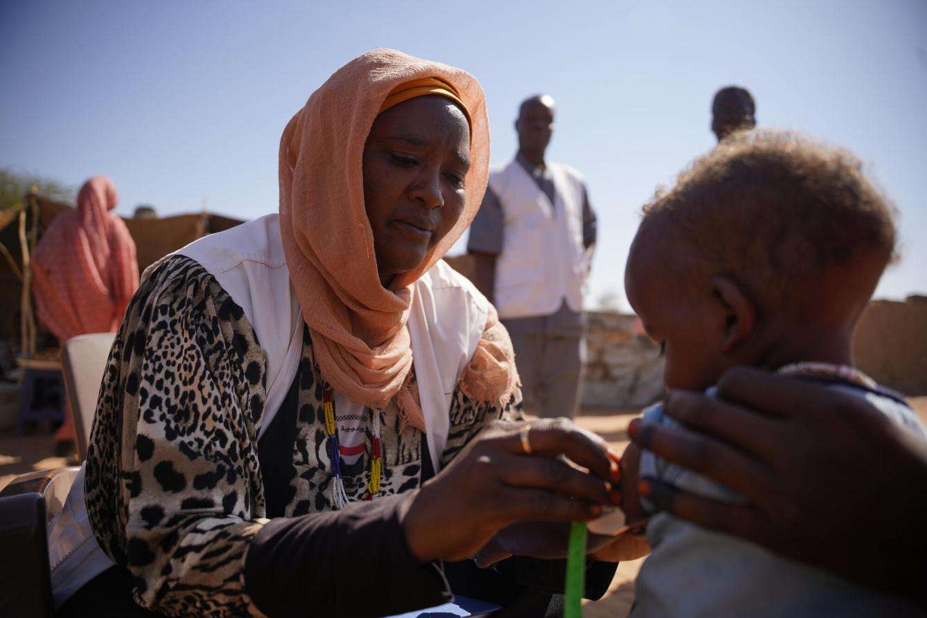 An MSF staff member assessing a child for malnutrition.