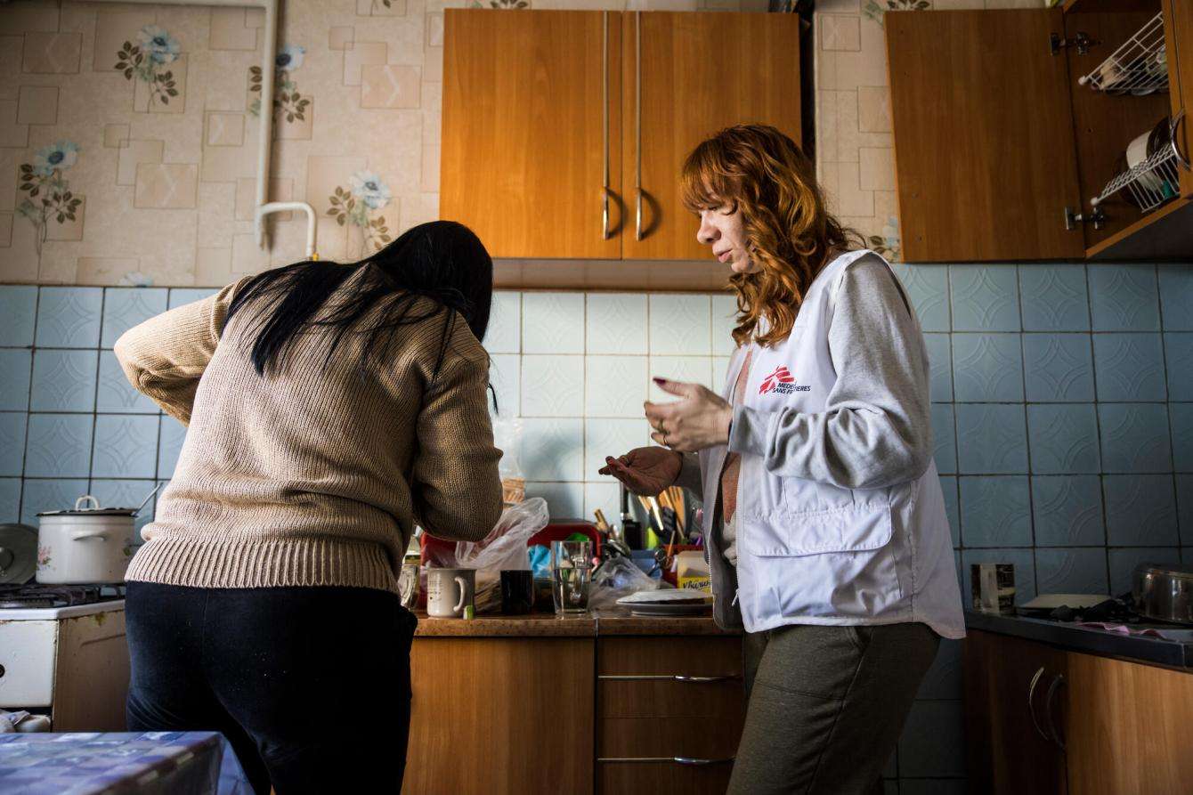 MSF psychologist Inna Suzova speaks to Inna Gladko in a kitchen in Ukraine.