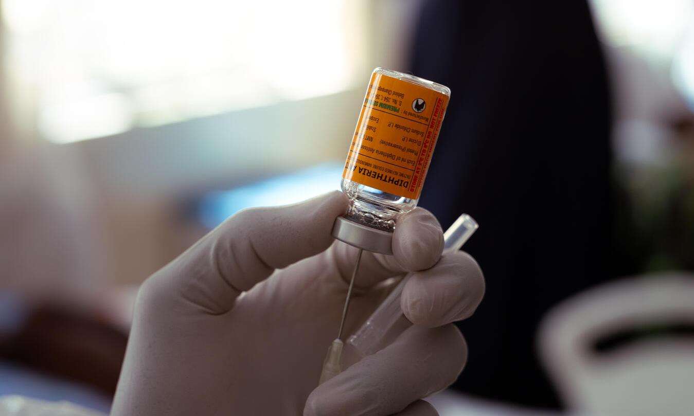 An MSF staff member prepares a diptheria vaccine in Nigeria.