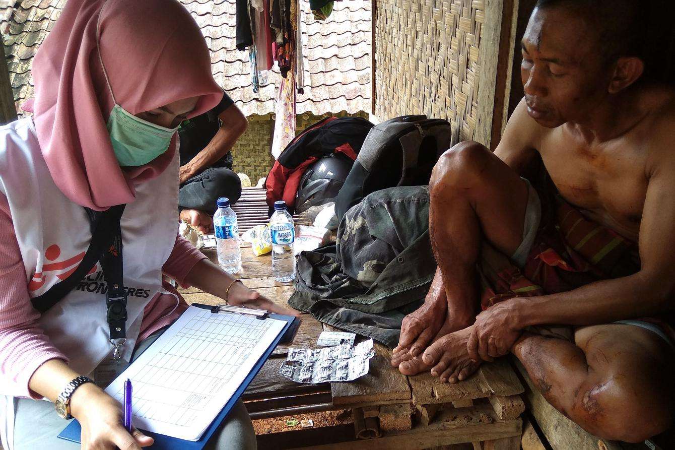 MSF midwife Dina Afriyanti interviews a man in Carita, Pandeglang district, one of the areas worst affected by the December 22 tsunami that struck Indonesia.