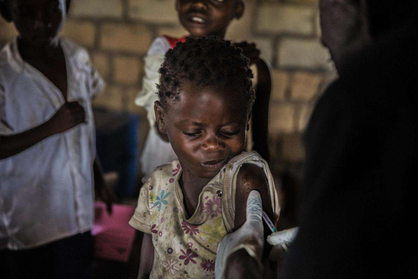 A child is immunized against measles during an MSF vaccination campaign in Katanga, DRC.