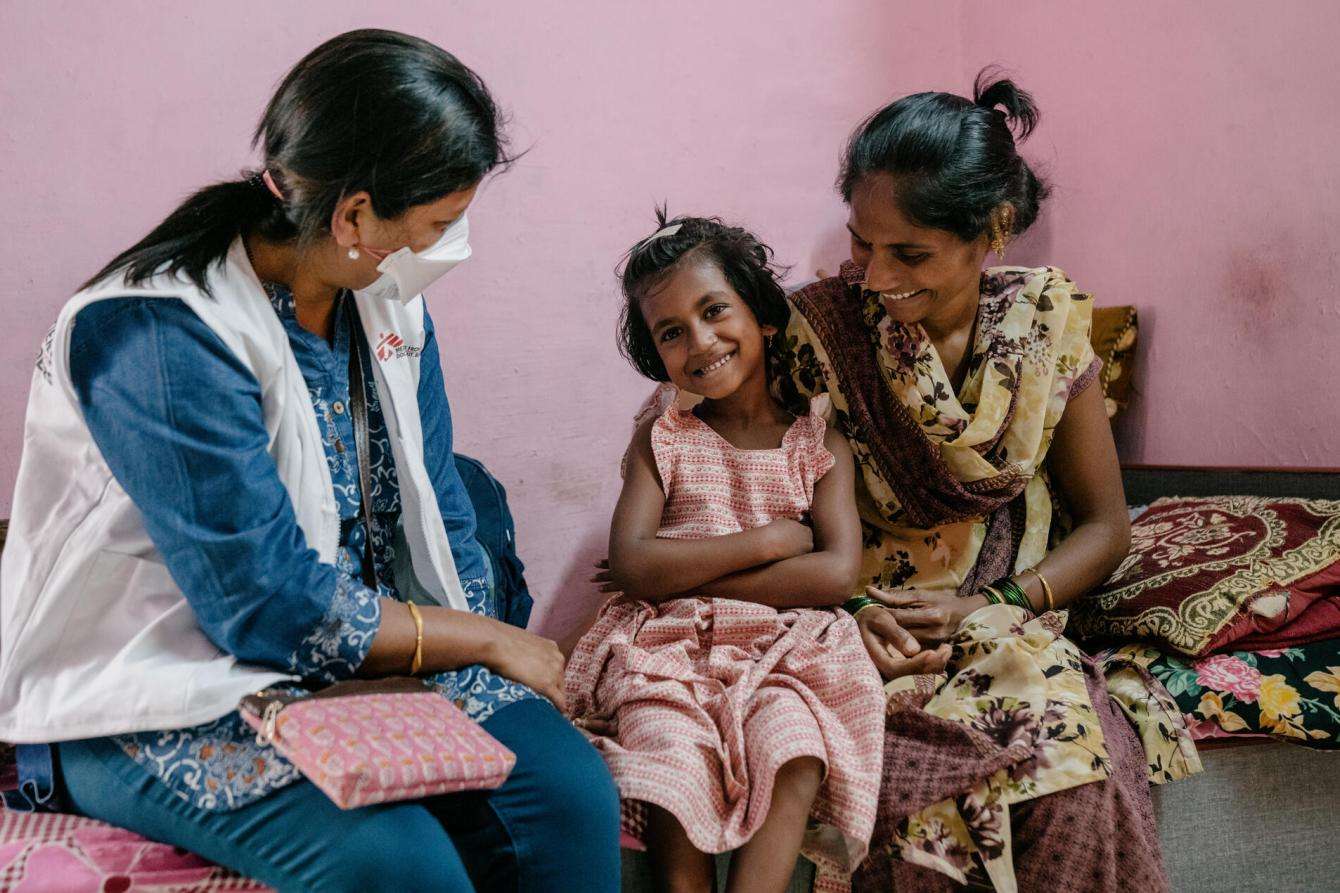 Vaishnavi, pulmonary DRTB patient from Thane speaks with an MSF staff member and her mother in India.