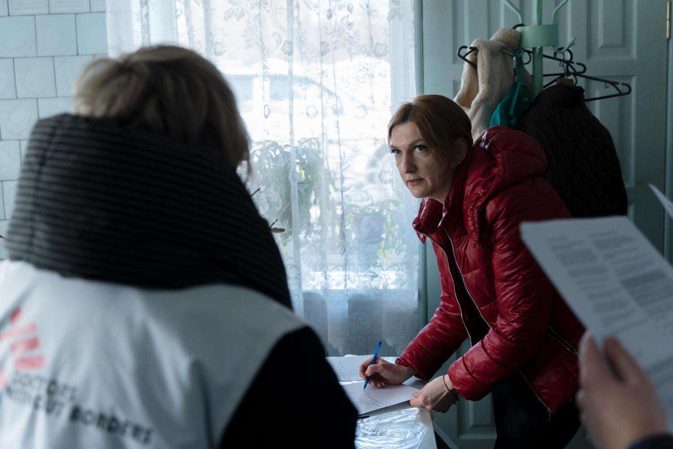 A woman speaks to MSF staff in Zhytomyr, Ukraine.