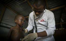 MSF nurse Deogracias Kabila examines a child with malnutrition in Bokoro.