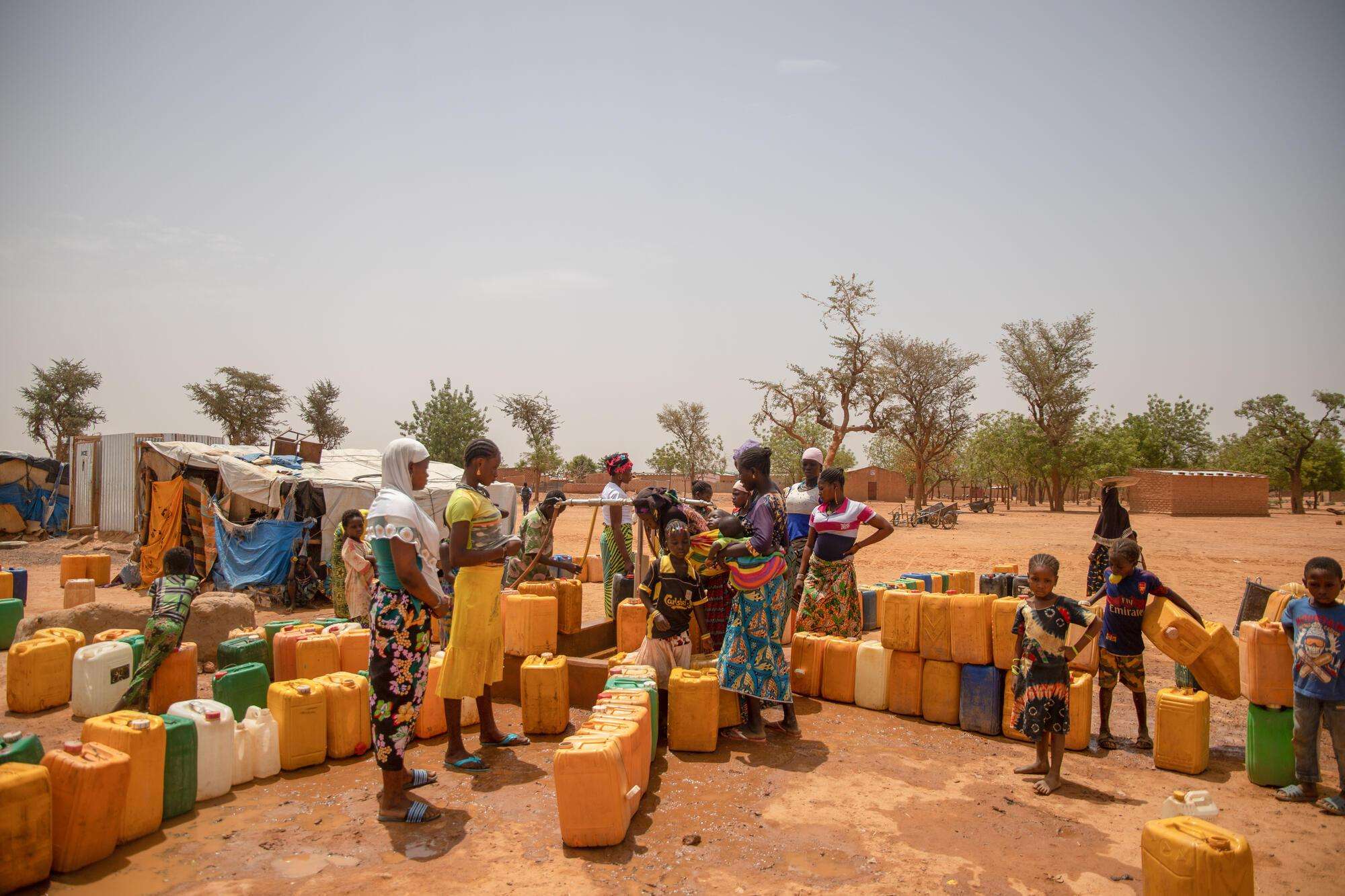 People take turns to fill their jerry cans with clean water from a pump MSF teams have provided. Kongoussi, Burkina Faso, April 2021.
