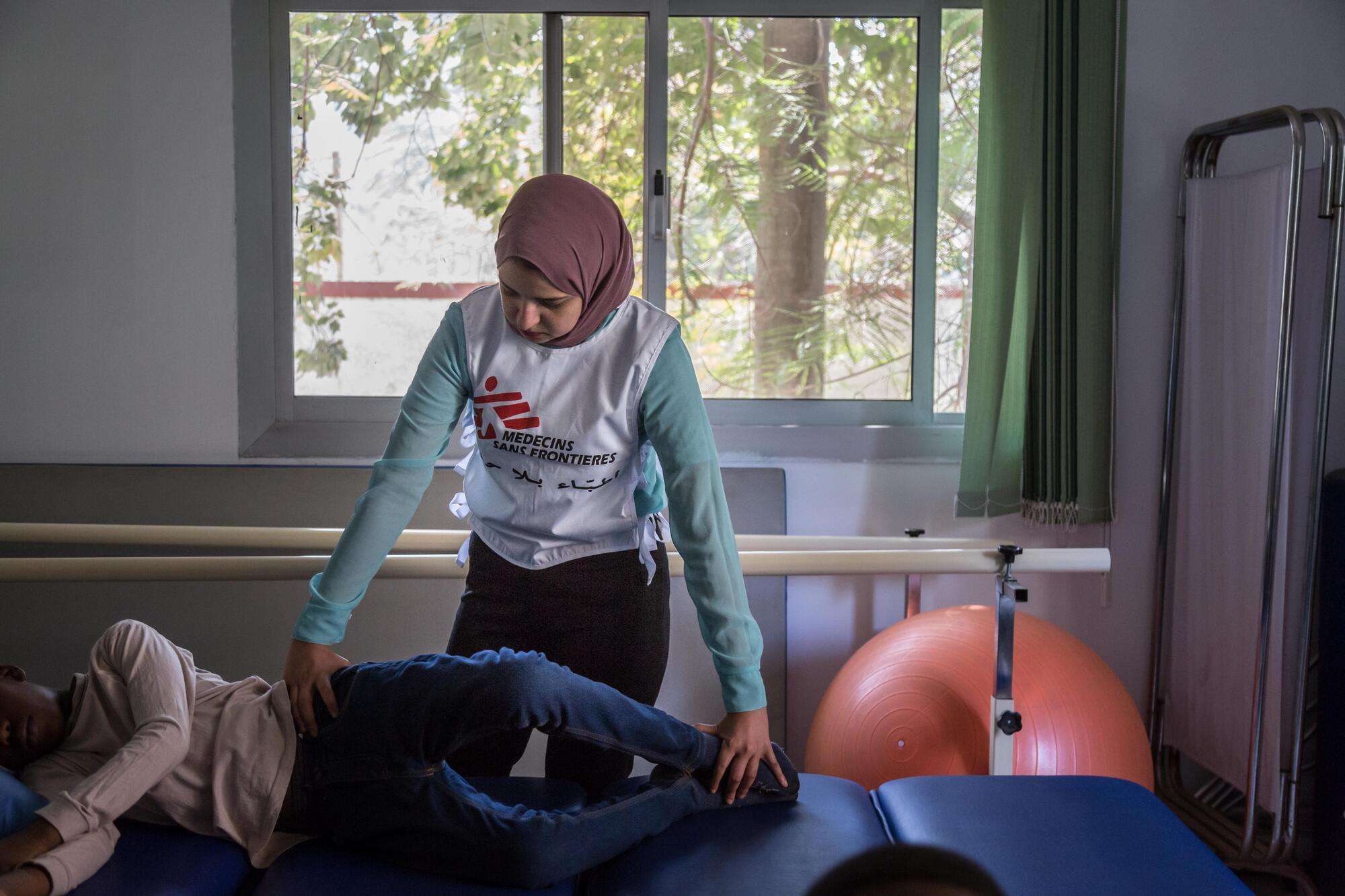 A physiotherapist with a patient at an MSF clinic for treatment of victims of violence, in Maadi. Egypt, April 2018.