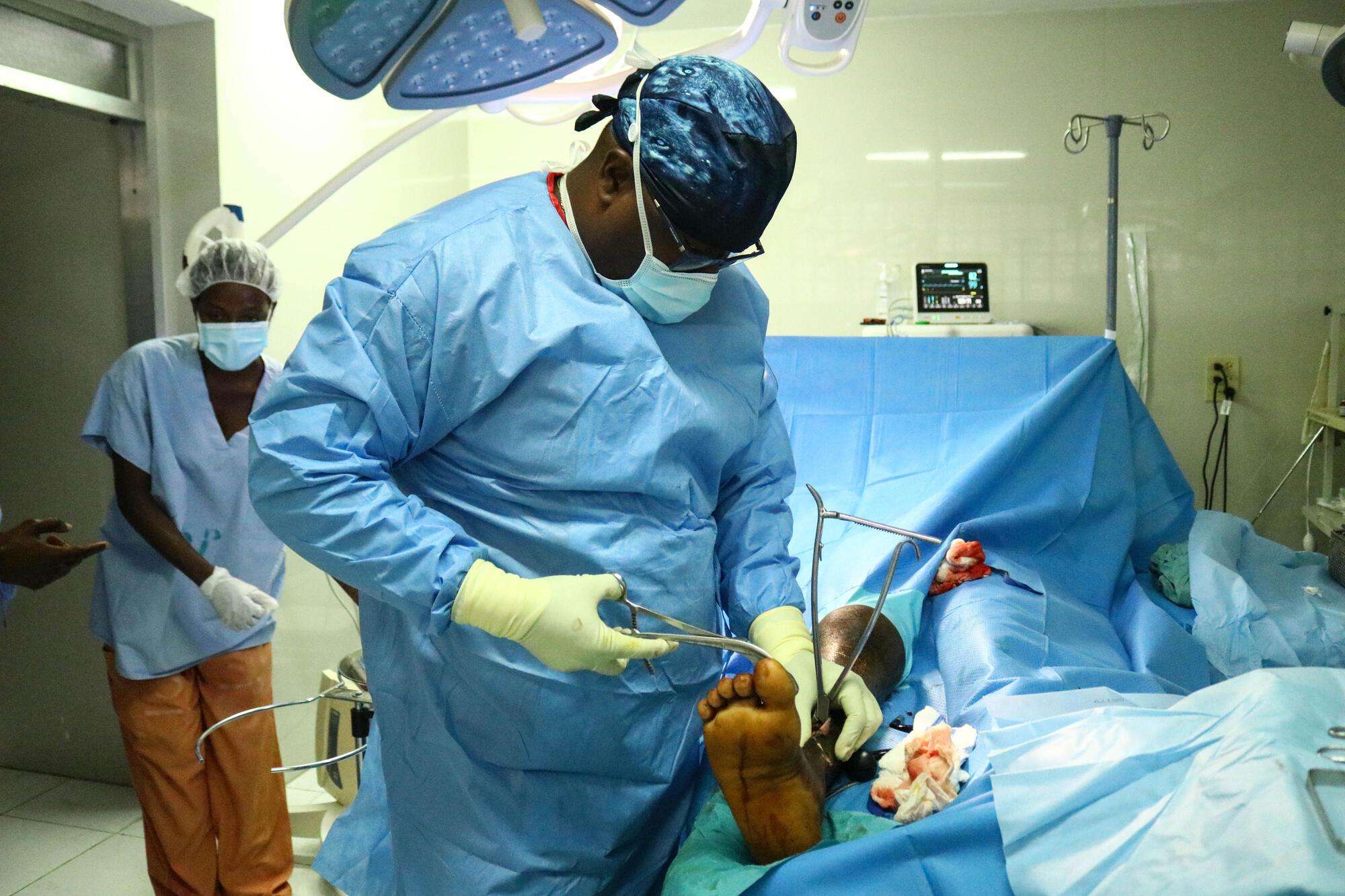 Haiti earthquake - surgery at Saint Antoine hospital, Jérémie