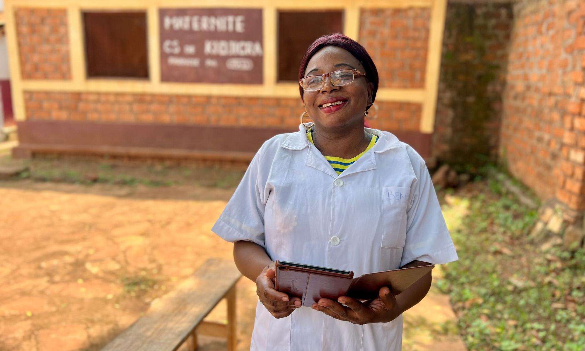 An MSF staff member at the Kidjigra center holds a tablet with the e-CARE application for pediatric consultations in Bambari, Central African Republic.