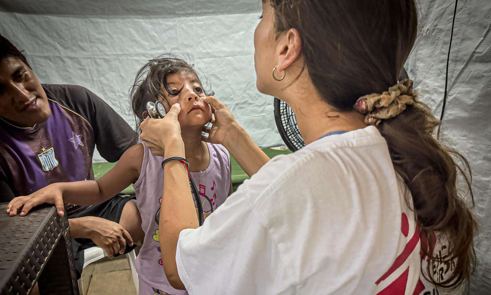 An MSF staff member treats a migrant who crossed the Darién Gap.