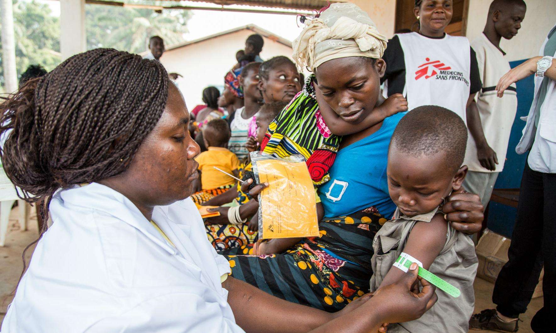 During a vaccination campaign in the Central African Republic, MSF also screens children for malnutrition. 