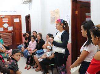 An MSF health promoter talks to patients at the maternity clinic in Choloma, Honduras, about contraception. 