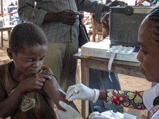 An MSF aid worker vaccinates a child for measles as part of an immunization campaign in Bondo, bas-Uélé, DR Congo
