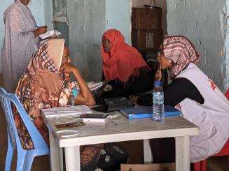 MSF staff provide medical consultations at one of the gathering sites in Kassala, Sudan.