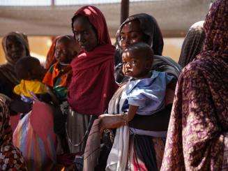 Sudanese women and children wait for malnutrition care from MSF in Zamzam camp.