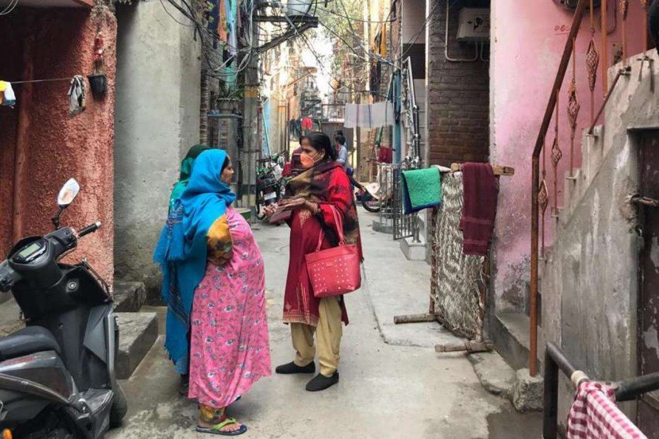 Seema Rani, an ASHA volunteer and MSF community health worker, talks to a Jahangirpuri resident. 