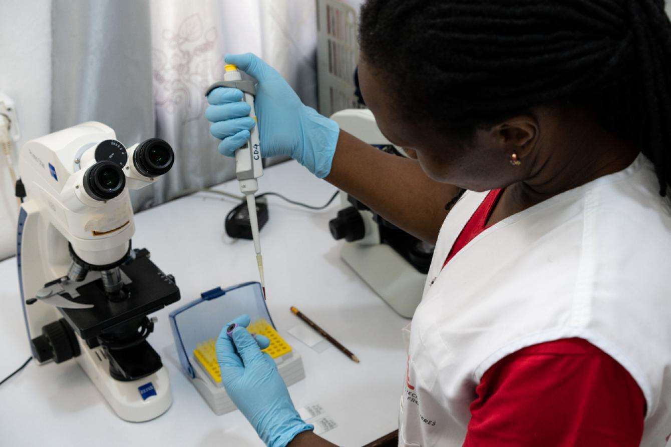 A kala azar diagnostic test in the MSF laboratory in Abdurafi