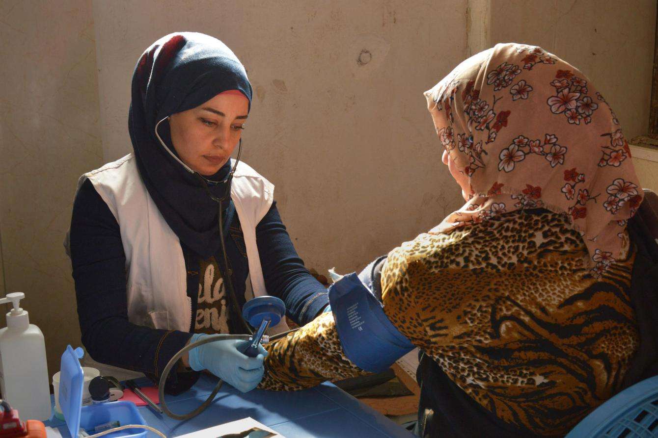 A nurse tends to a patient at the MSF-supported Hawija Primary Health Care Center in Kirkuk Province, Iraq.