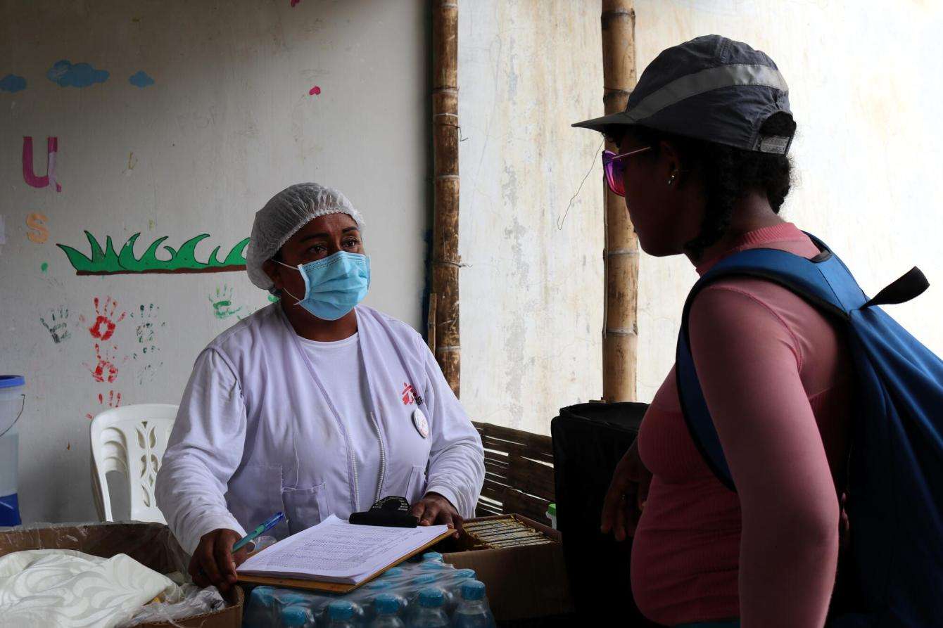 An MSF staff member at the clinic in Aguas Verdes, Peru, speaks with a patient.