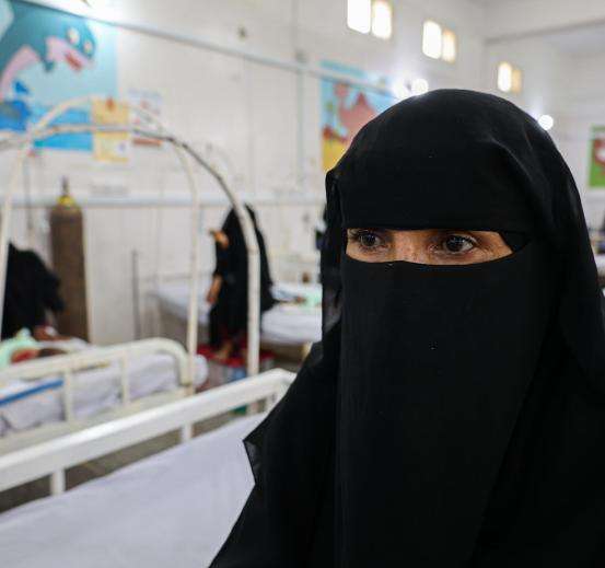 Mayasa, mother of an MSF patient, wearing a black veil in the Abs Hospital.
